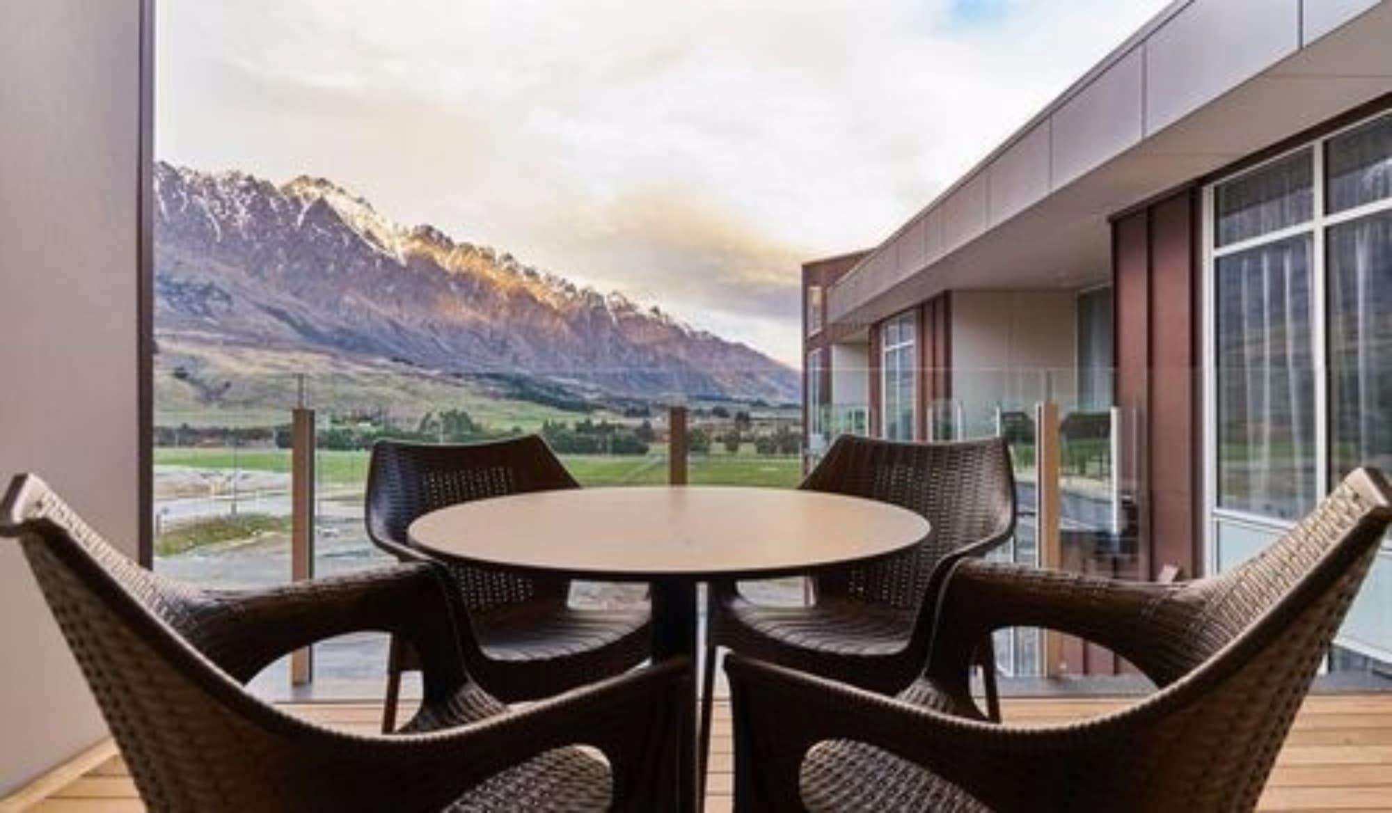 Ramada Suites By Wyndham Queenstown Remarkables Park Exteriör bild