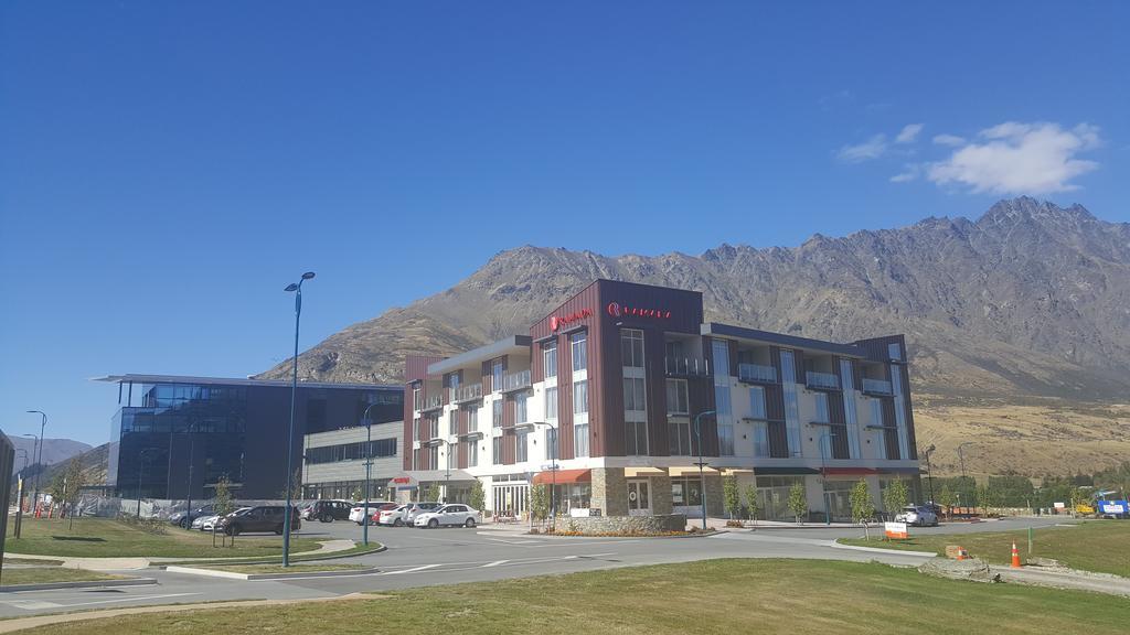 Ramada Suites By Wyndham Queenstown Remarkables Park Exteriör bild